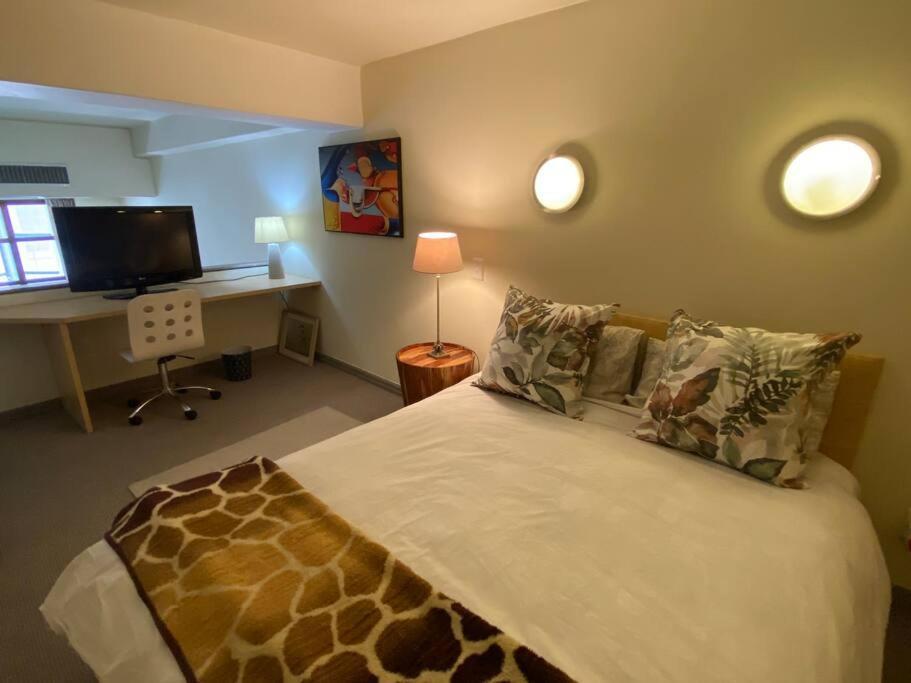 Art Deco Mutual Heights Loft Apartment *